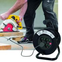 Enrollacables de 25 metros negro con regleta de 4 tomas SILVER ELECTRONICS, 1 ud