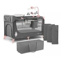 Cuna de viaje Joy Plus gris rosa KINDERKRAFT Dispone de doble altura, doble entrada lateral con cremallera y ruedas para su traslado. Incluye carrusel, cambiador y estante para pañales y bolsillos para objetos. Normativa Europea EN716